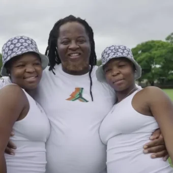 Gêmeas sul-africanas dividem o mesmo namorado em trisal: “A gente sempre fez tudo juntas”