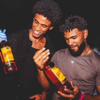 Do baile pra história: o copão de whisky virou símbolo de estilo, consumo e identidade no Brasil