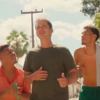 Governo do Piauí é criticado por campanha que mostra jovens negros furtando homem branco