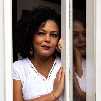 A trajetória de Renata Di Carmo no audiovisual e o silêncio que precisou romper: “Eu tinha todos os motivos para desistir, mas continuei”