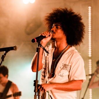 Artista recifense Samuel de Saboia leva mistura de rock nordestino, MPB e psicodelia ao C6 Fest