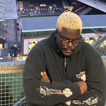 Conheça Rayan Djima, cantor da dupla Blumengarten que viralizou no TikTok com o hit “Gut Genug”