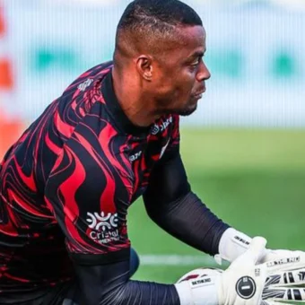Goleiro do Atlético-GO denuncia racismo em jogo da Série B: “Joga a bola, macaco”